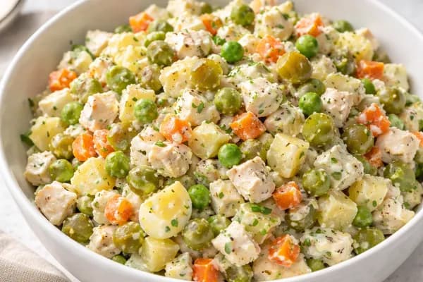 Дієтичний Олів’є з курячим філе та йогуртовою заправкою